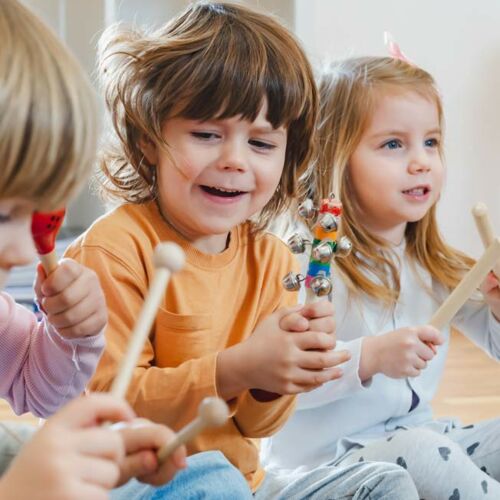 Kinder spielen Orff-Instrumente