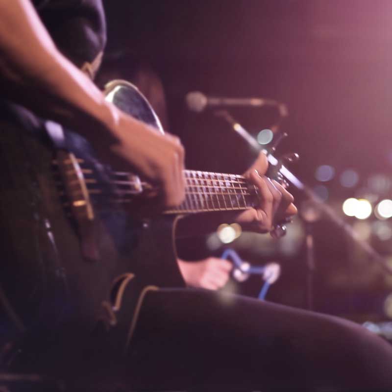 Erwachsener Mann spielt Gitarre Detailansicht